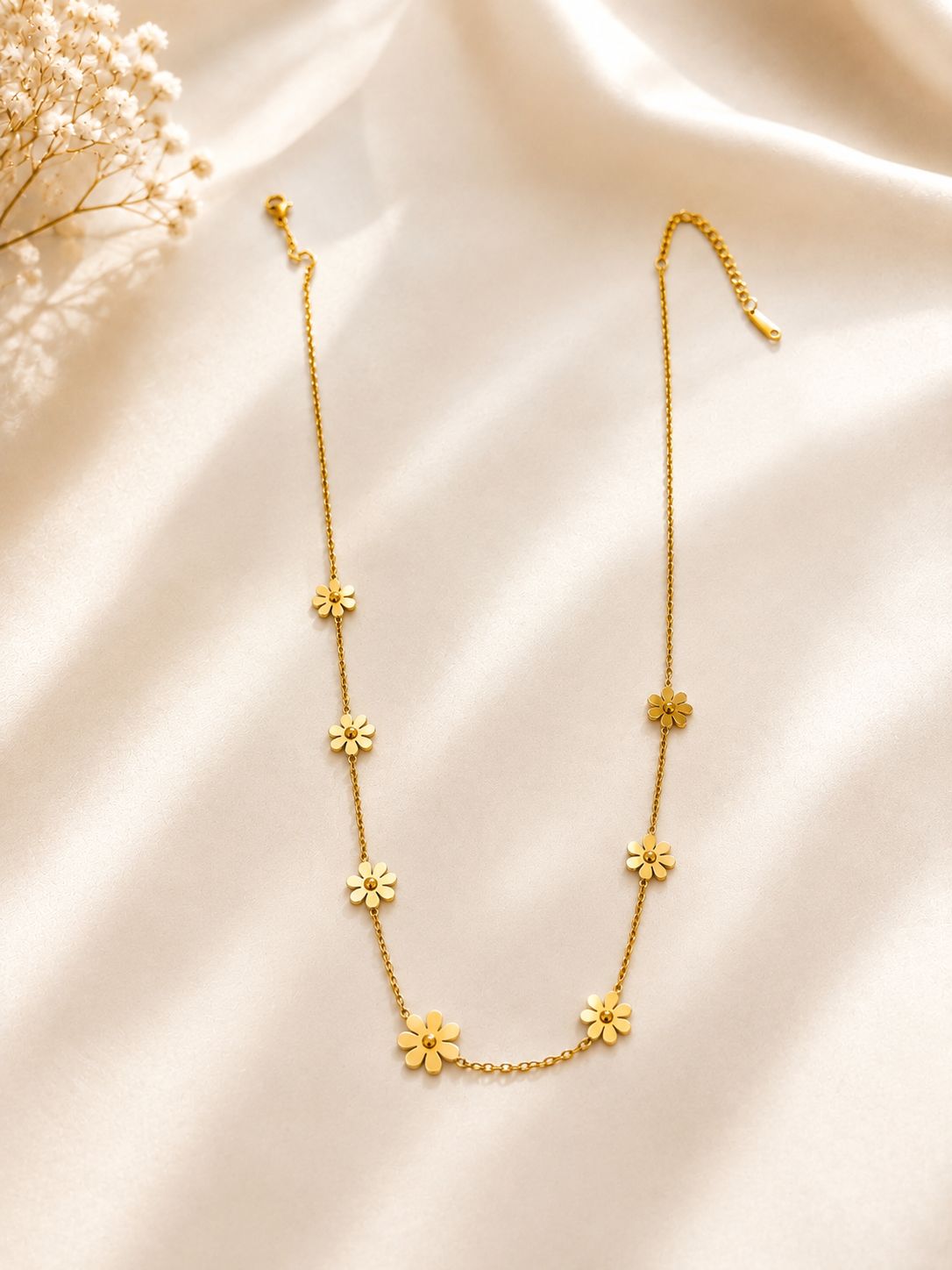 Golden bloom necklace