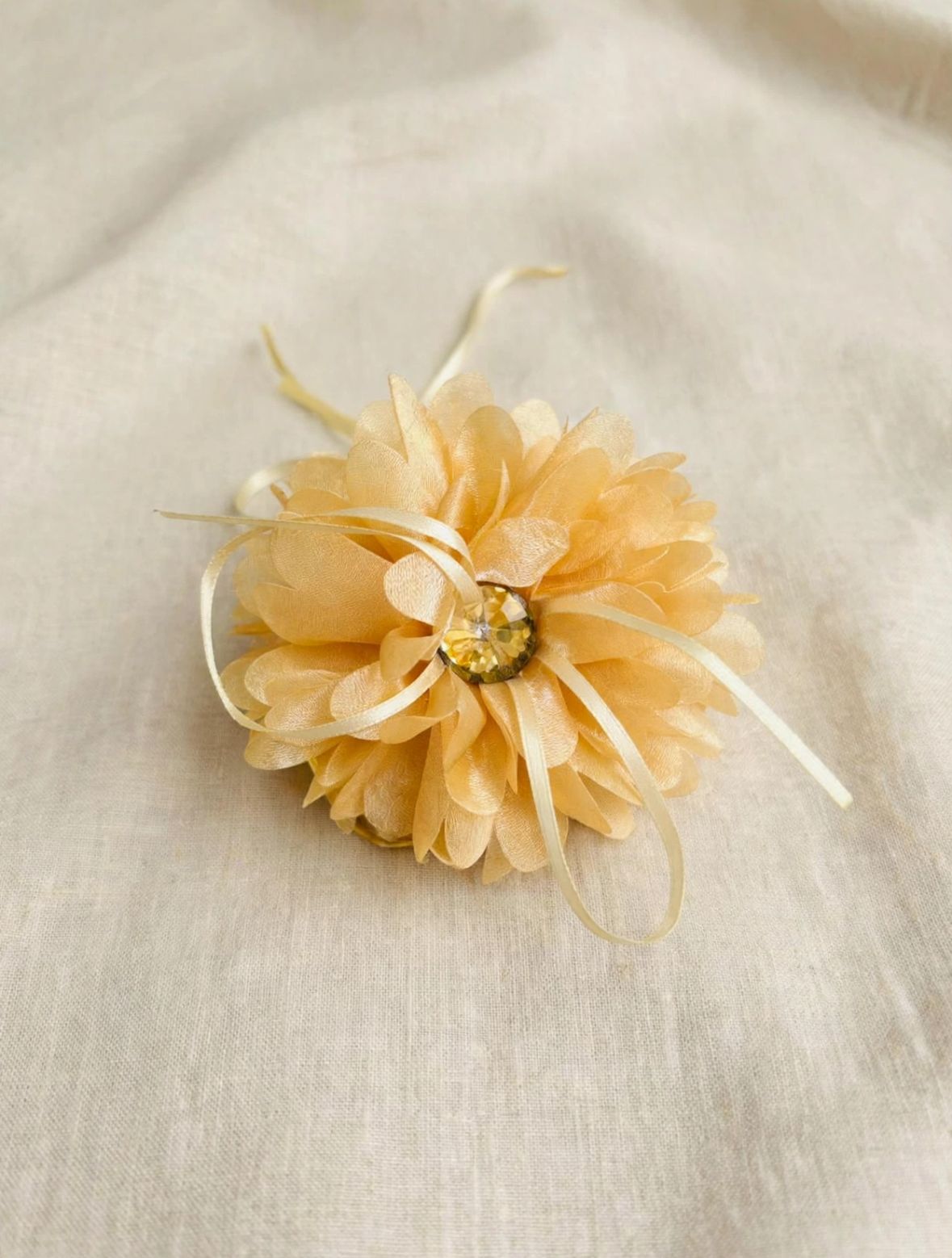 Blossom bow clip